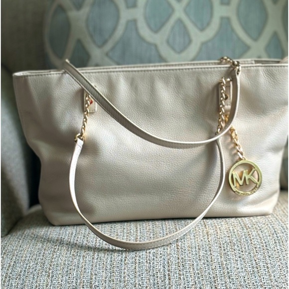 Michael Kors Cream with gold hardware pebbled leather bag EUC - Picture 1 of 16